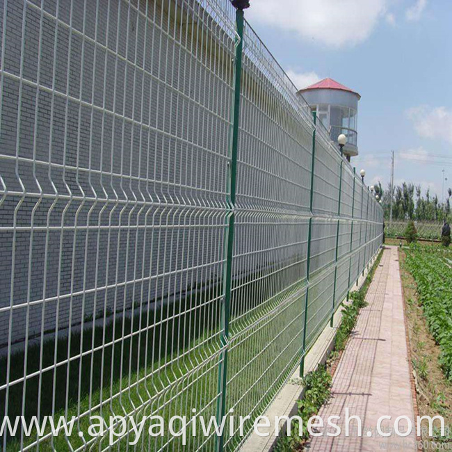 YQ Curvy Welded Wire Mesh Fence /3D Welded Fence Panel Factory Price